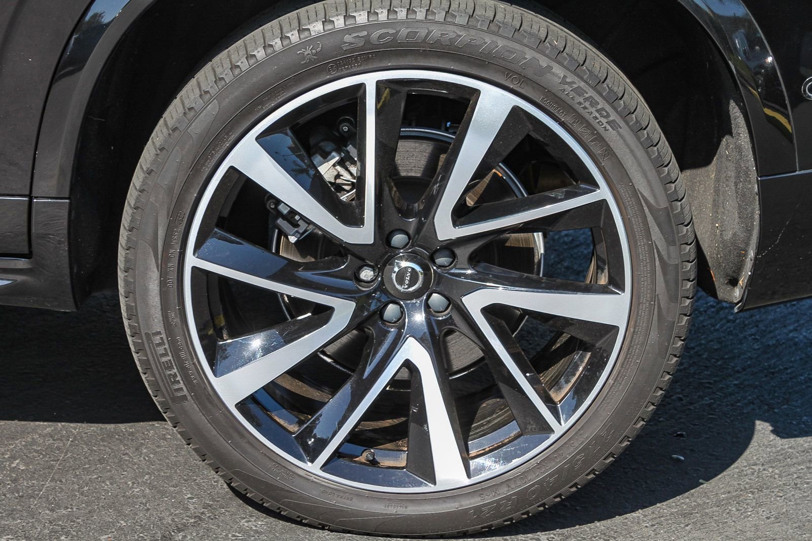 Used 2023 Volvo XC90 B6 Plus w/ Protection Package Premier image 11