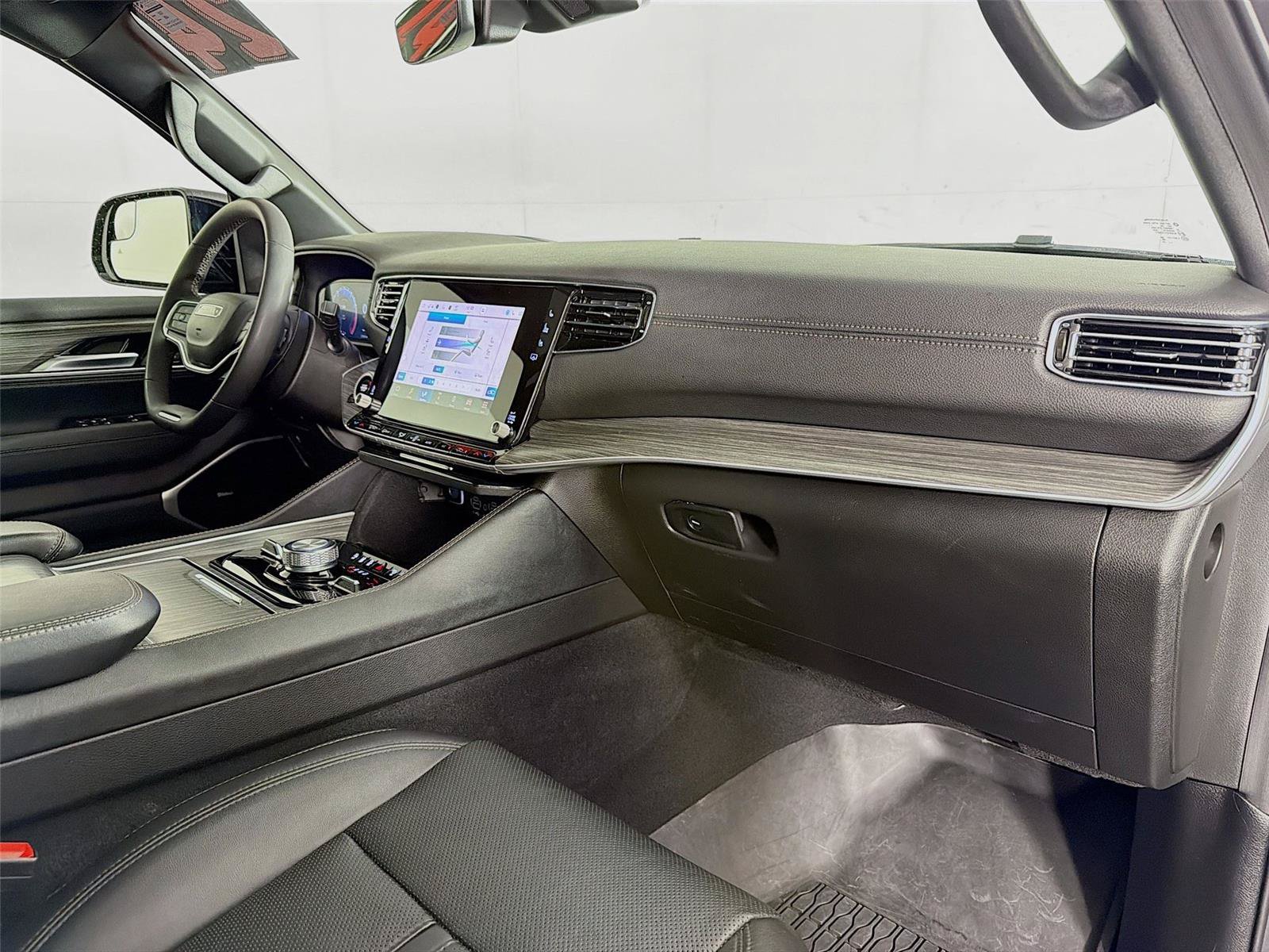Used 2024 Jeep Wagoneer Series III w/ Premium Group I AWD/4WD image 32
