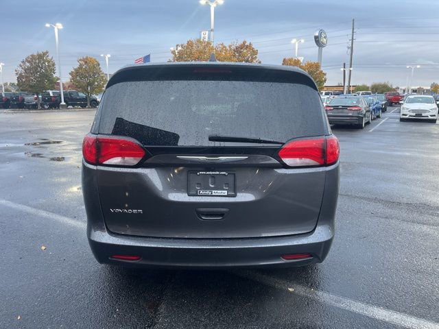 Used 2022 Chrysler Voyager LX image 9
