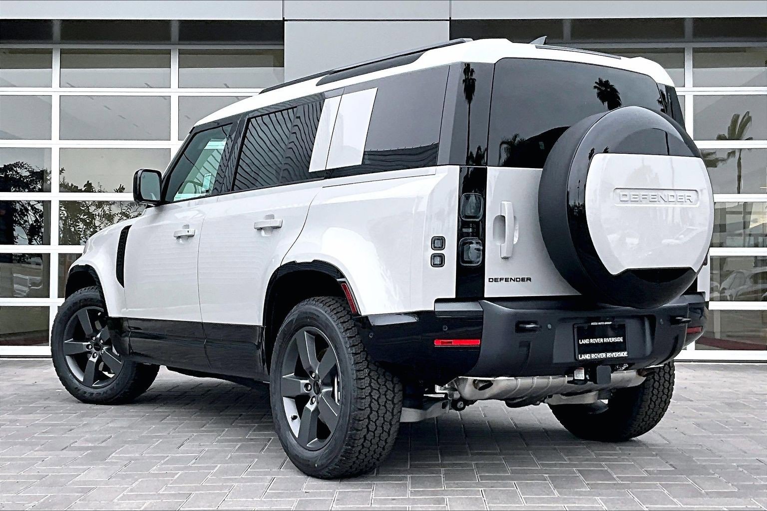 New 2026 Land Rover Defender 110 X-Dynamic SE image 3