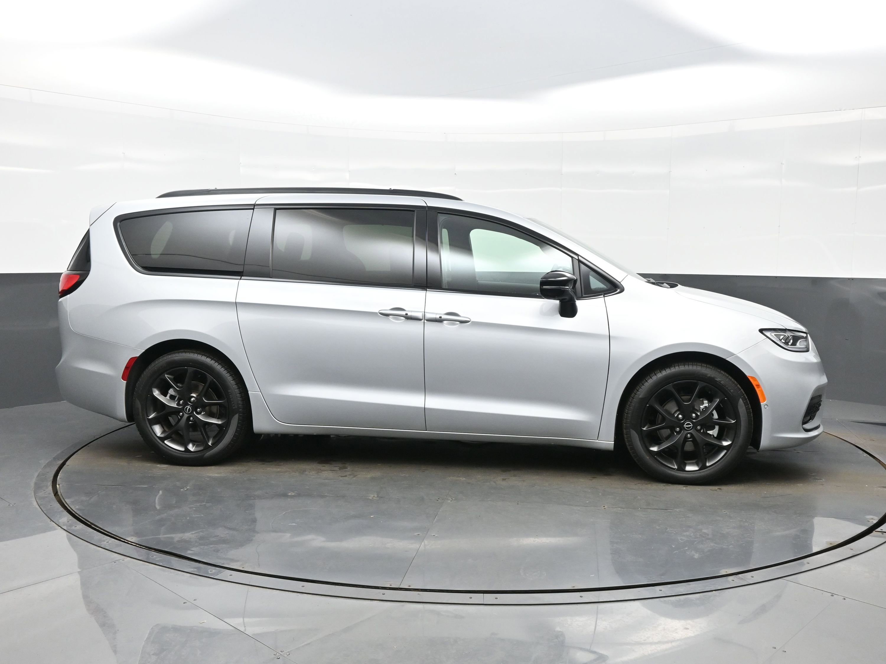 New 2026 Chrysler Pacifica Limited w/ S Appearance Package image 7