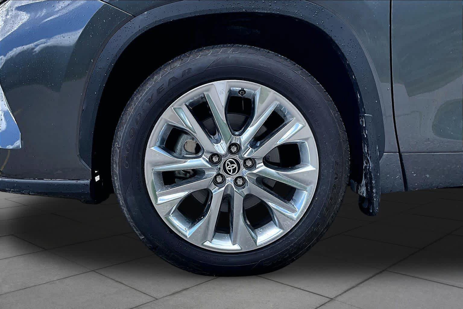 Used 2025 Toyota Highlander Limited AWD/4WD image 11