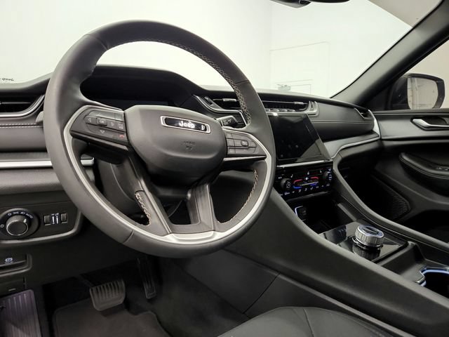 Used 2024 Jeep Grand Cherokee Laredo X w/ Luxury Tech Group I AWD/4WD image 17