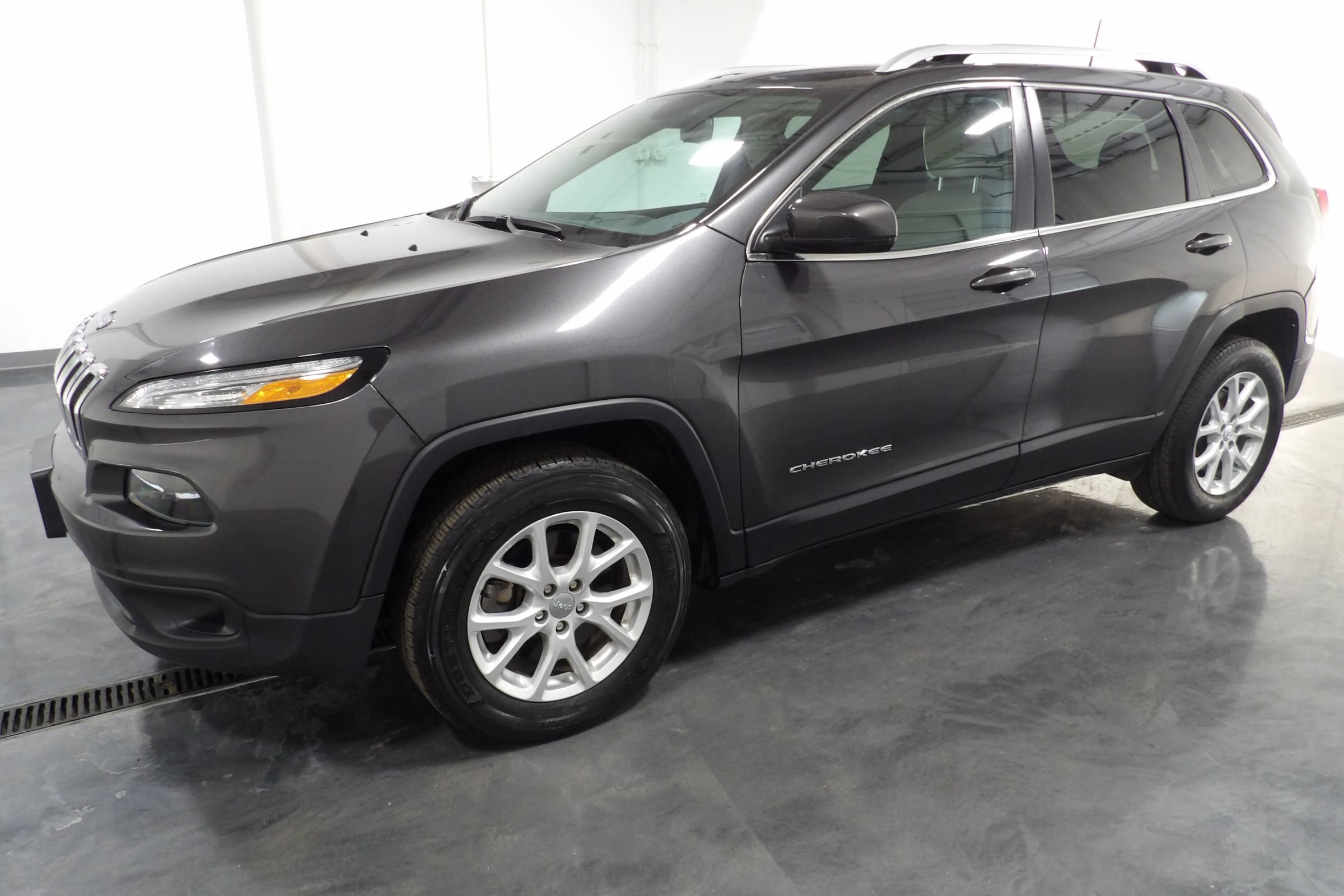 Used 2017 Jeep Cherokee Latitude w/ Safety/Convenience Group AWD/4WD image 3
