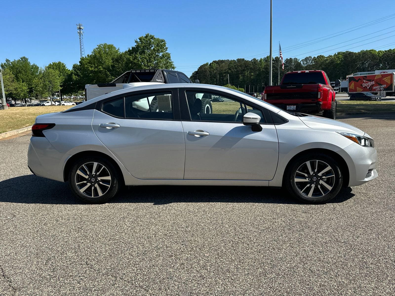 Used 2021 Nissan Versa SV image 4