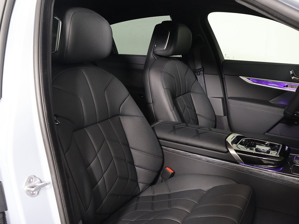 Used 2025 BMW i7 xDrive60 w/ Premium Package image 31
