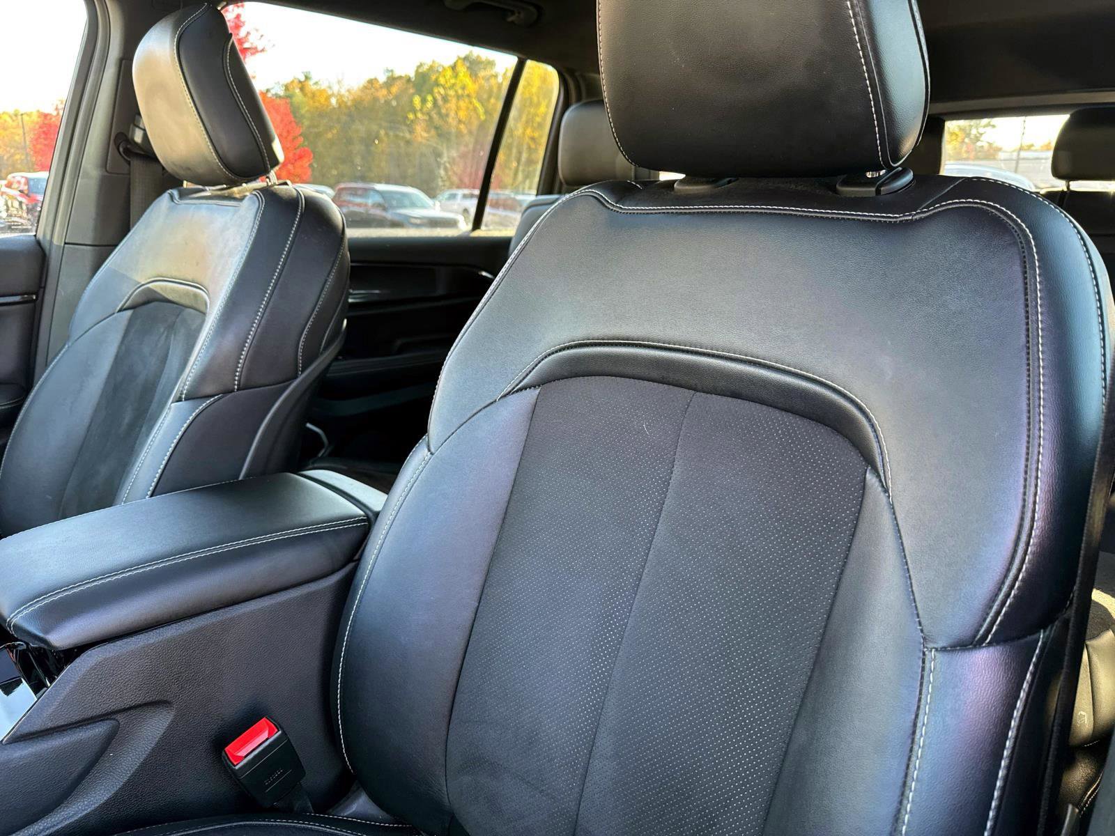 Used 2023 Jeep Grand Cherokee L Laredo image 13