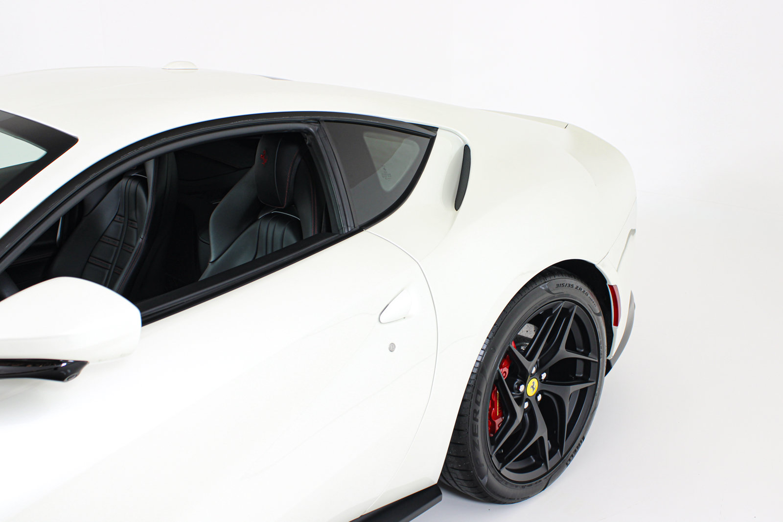 Used 2020 Ferrari 812 Superfast RWD image 4