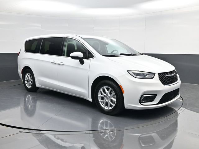 Used 2023 Chrysler Pacifica Touring-L image 1