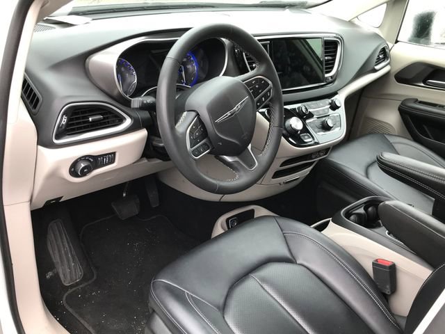 Used 2024 Chrysler Pacifica Touring-L FWD image 4