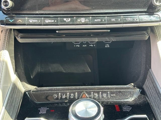 Used 2023 Jeep Wagoneer L Series III w/ Premium Group I AWD/4WD image 24