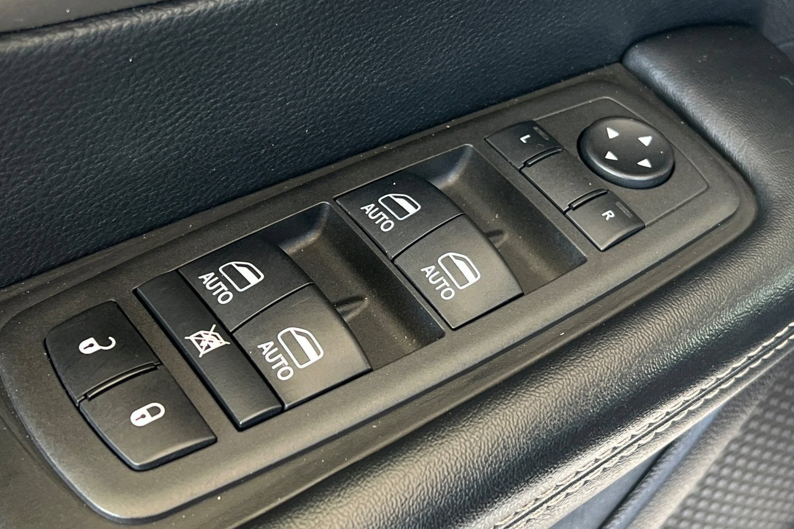 Used 2022 Chrysler Pacifica Limited w/ Uconnect Theater Family Group FWD image 13
