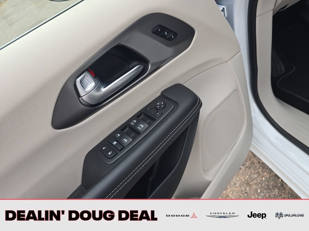 Used 2024 Chrysler Pacifica Touring-L FWD image 11