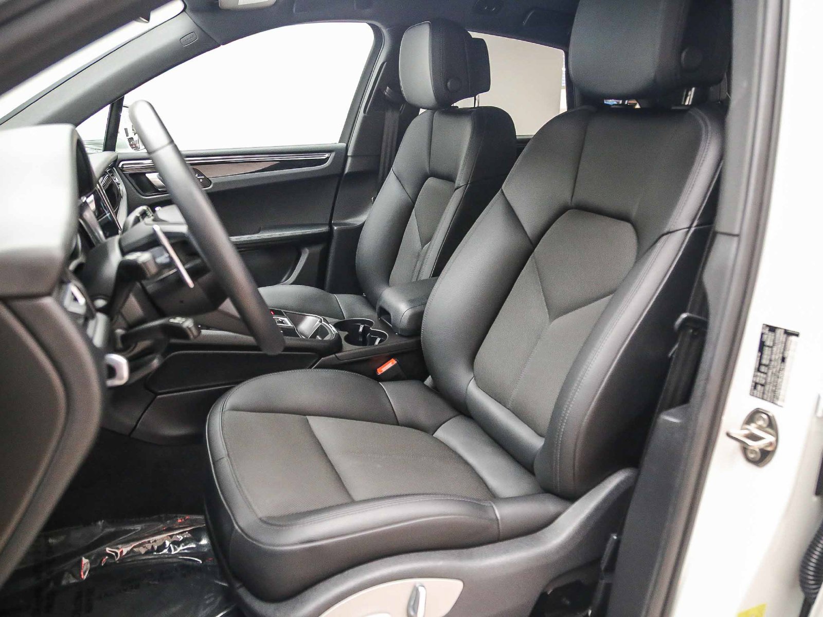 Certified 2022 Porsche Macan AWD/4WD image 5