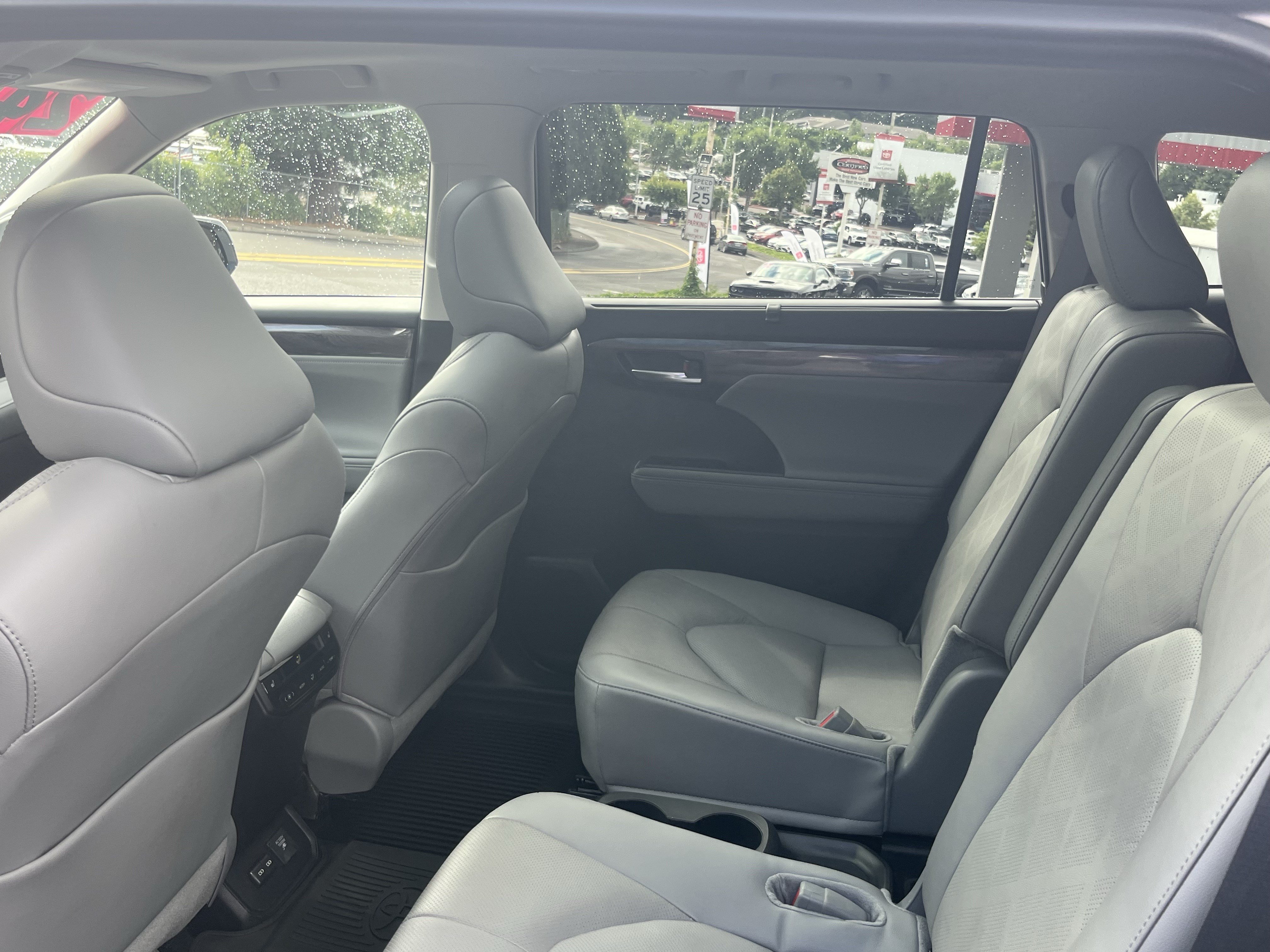 Used 2024 Toyota Highlander Platinum AWD/4WD image 13