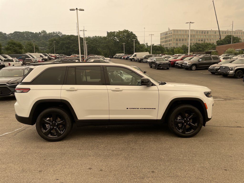 Certified 2026 Jeep Grand Cherokee Limited w/ Limited Altitude Package AWD/4WD image 7