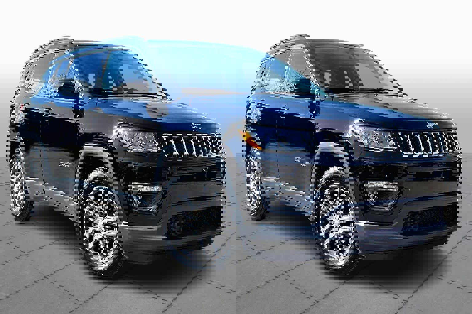 Used 2020 Jeep Compass Latitude image 2