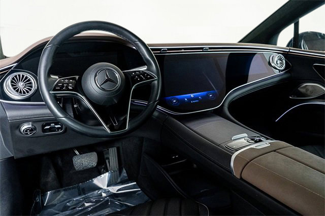 Used 2022 Mercedes-Benz EQS 580 4MATIC Sedan image 2