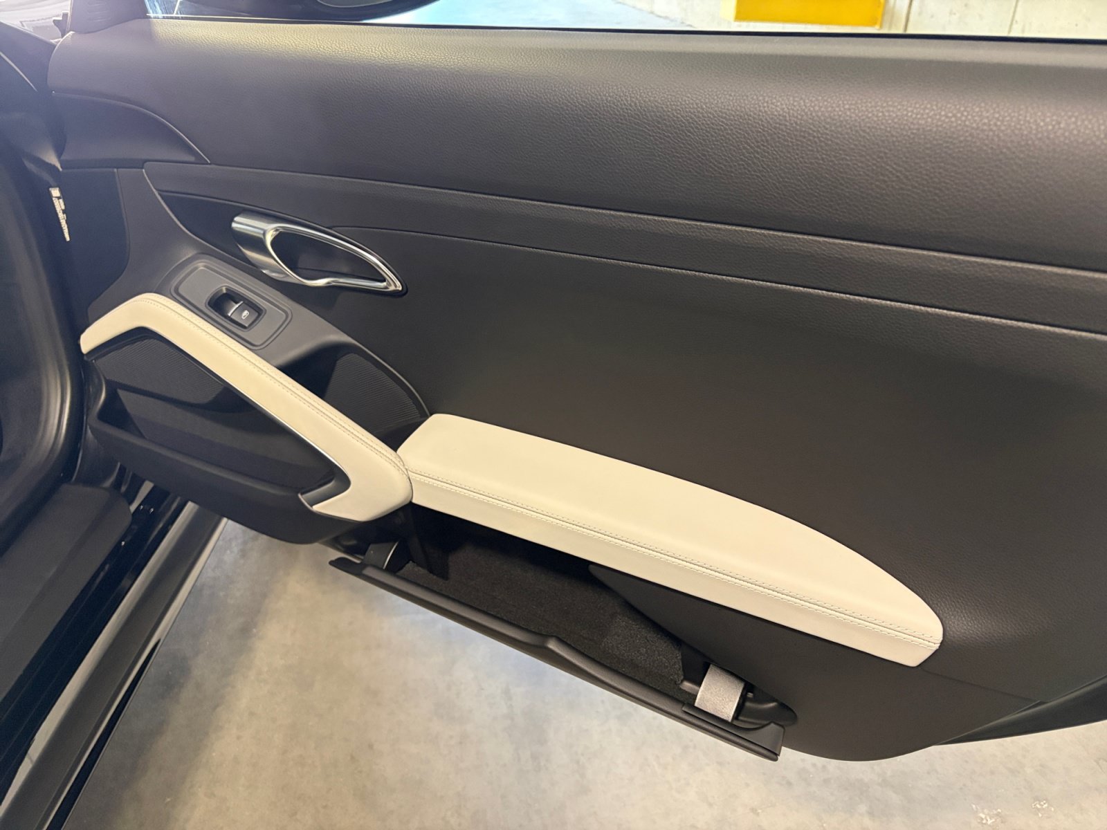 Certified 2025 Porsche 718 Cayman RWD image 26