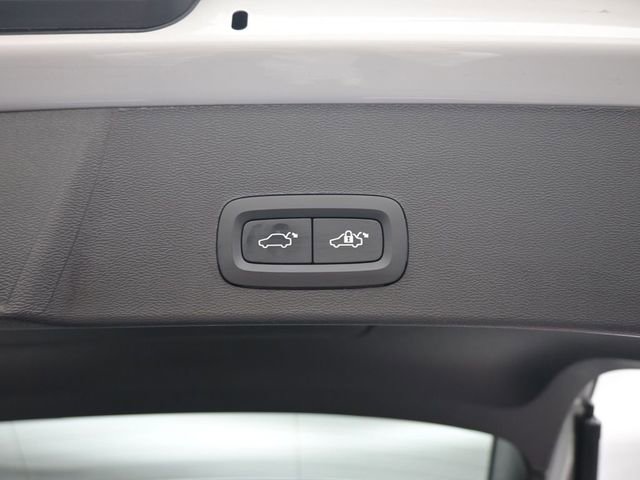 Used 2024 Volvo XC40 B5 Plus image 29