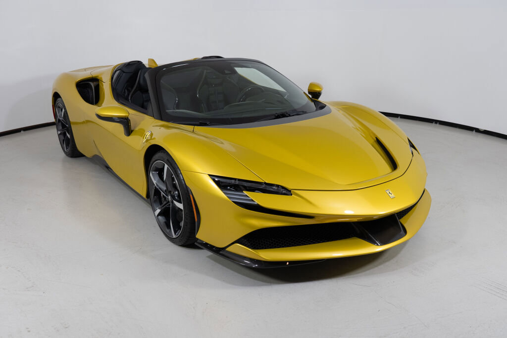 Used 2022 Ferrari SF90 Spider image 18