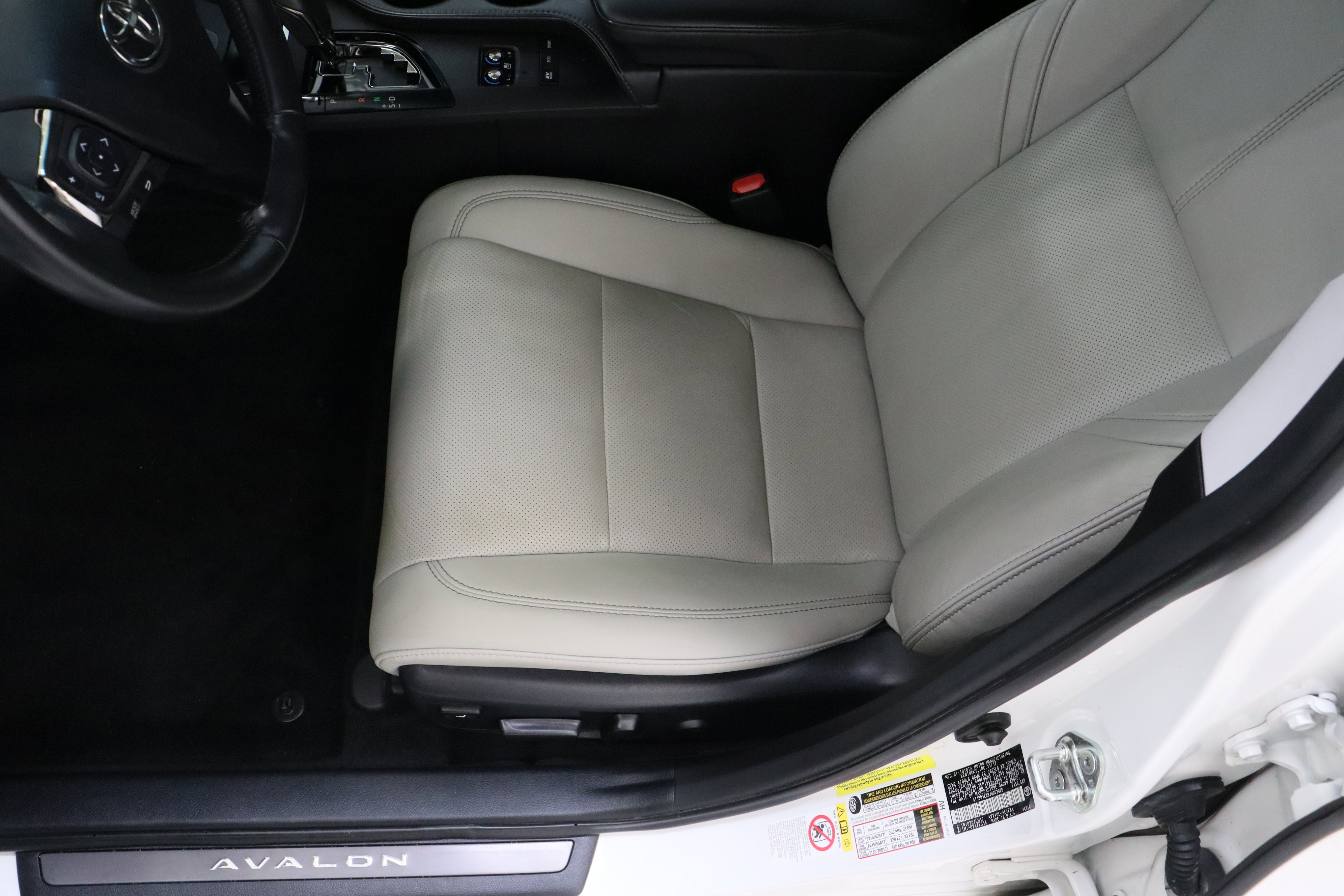 Used 2018 Toyota Avalon Limited FWD image 16