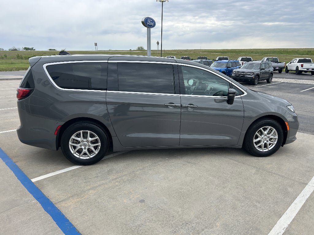 Used 2025 Chrysler Pacifica Select FWD image 6