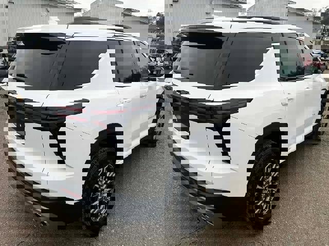 Used 2025 Chevrolet Traverse LT image 3