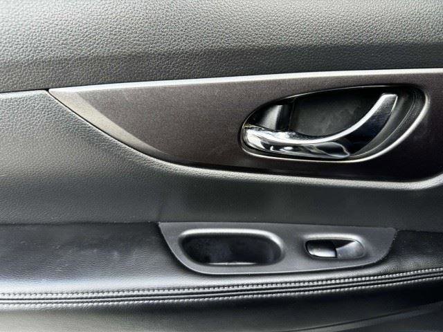Used 2015 Nissan Rogue SV FWD image 33