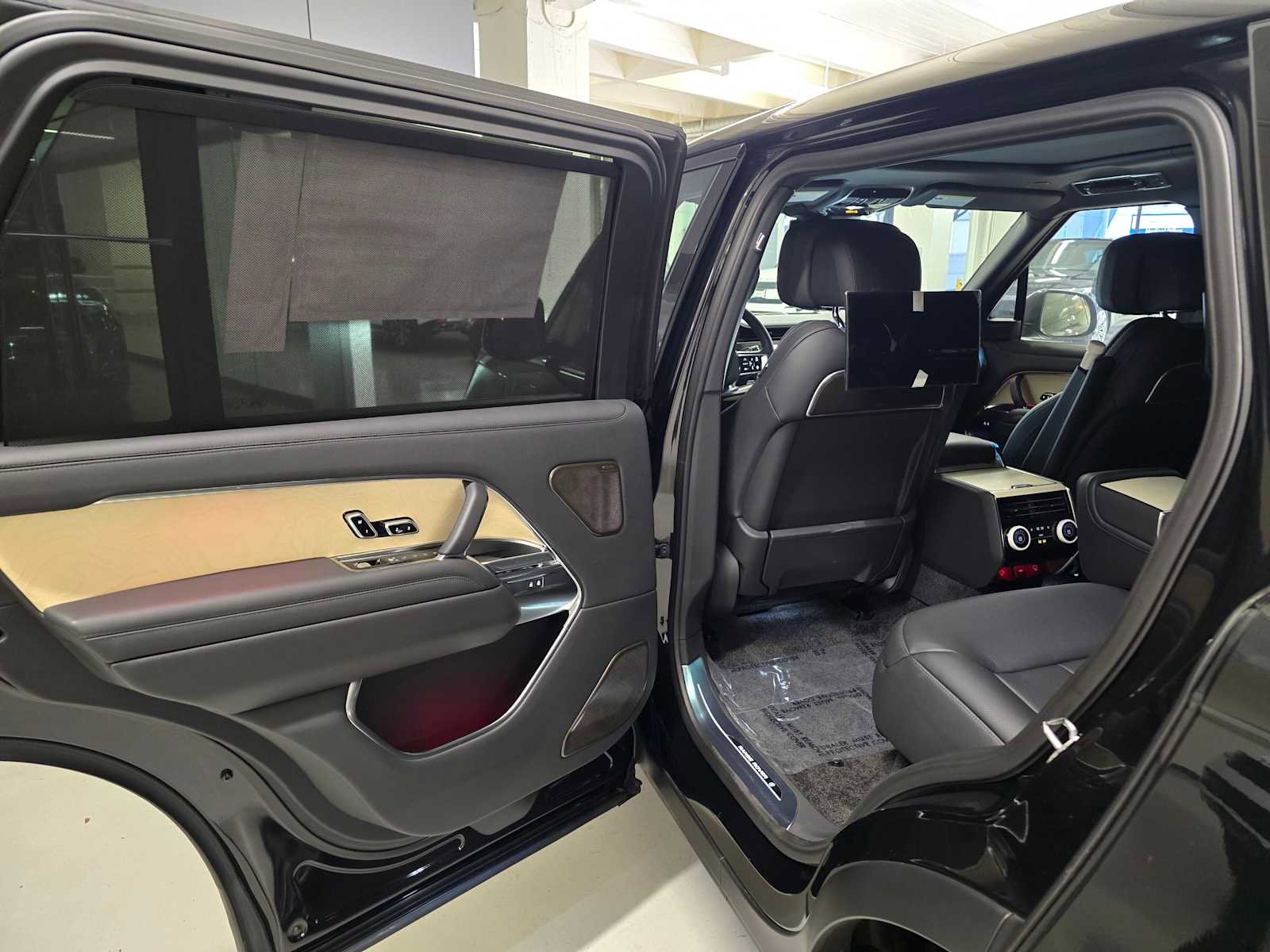 New 2025 Land Rover Range Rover SV image 17