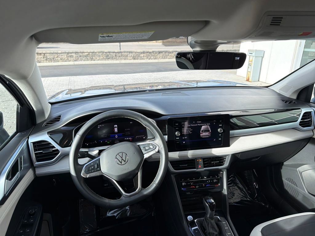 Certified 2025 Volkswagen Taos SE image 15