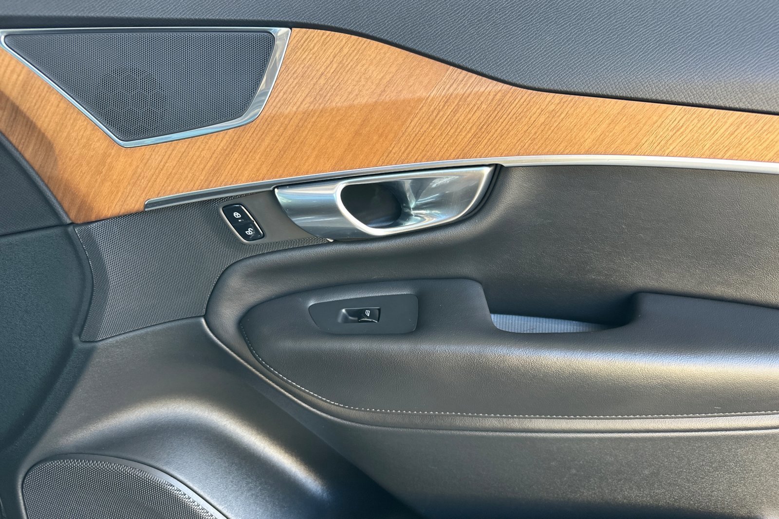 Certified 2025 Volvo XC90 B6 Plus image 21