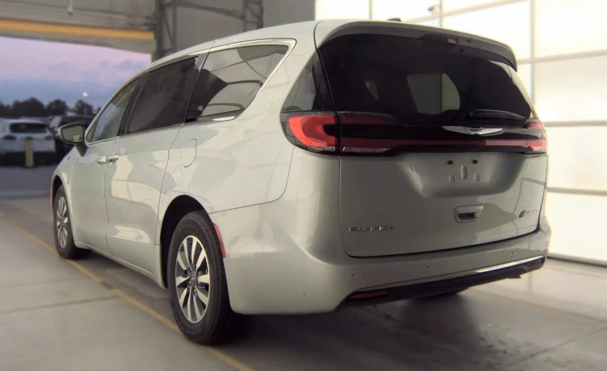 Used 2023 Chrysler Pacifica Touring-L FWD image 4