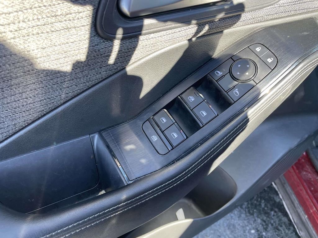 Used 2022 Nissan Rogue SV image 39