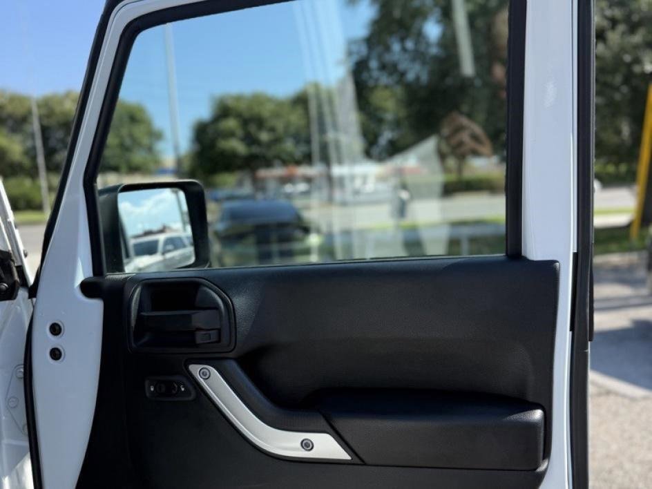 Used 2017 Jeep Wrangler Unlimited Rubicon w/ Connectivity Group image 21