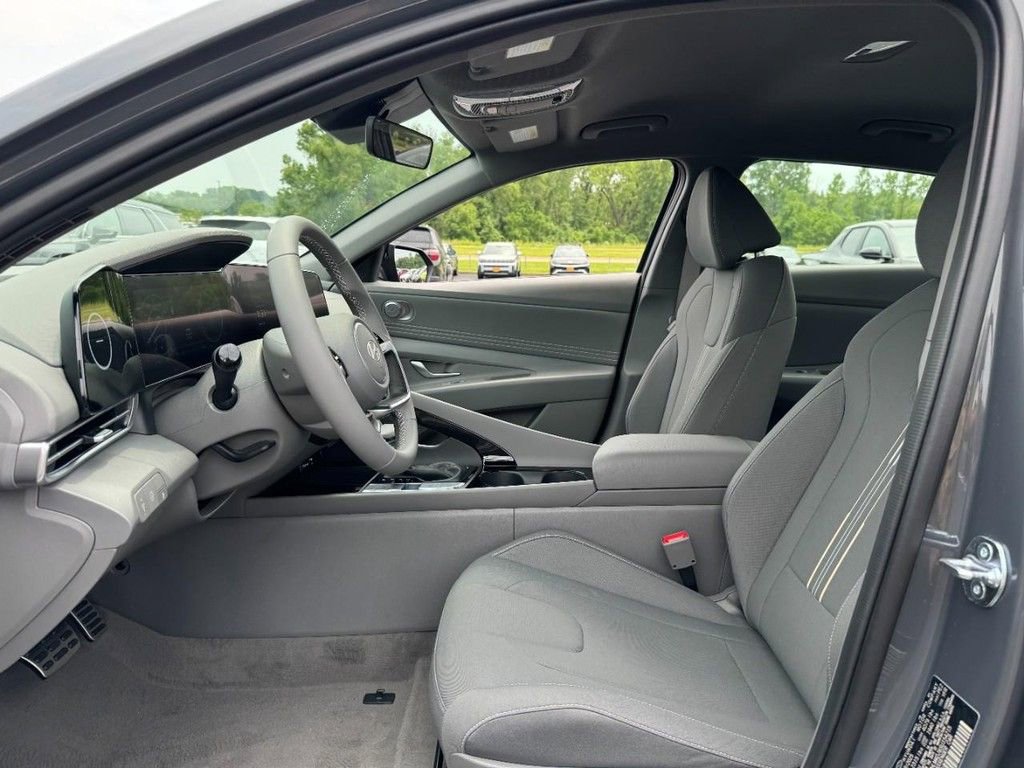 Used 2025 Hyundai Elantra SEL image 12