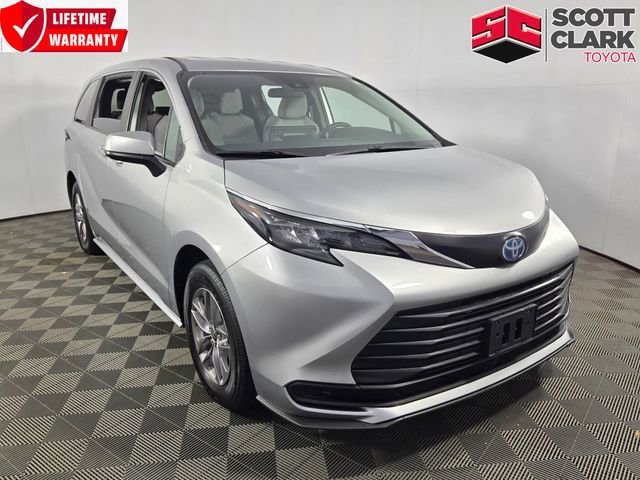 Used 2025 Toyota Sienna LE FWD image 1