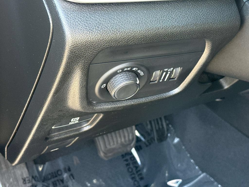 Used 2023 Jeep Grand Cherokee L Laredo AWD/4WD image 19