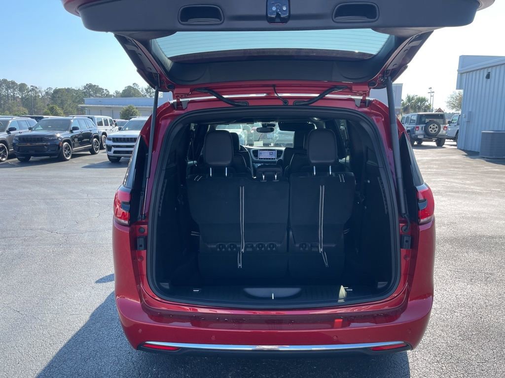 New 2026 Chrysler Pacifica Select image 12