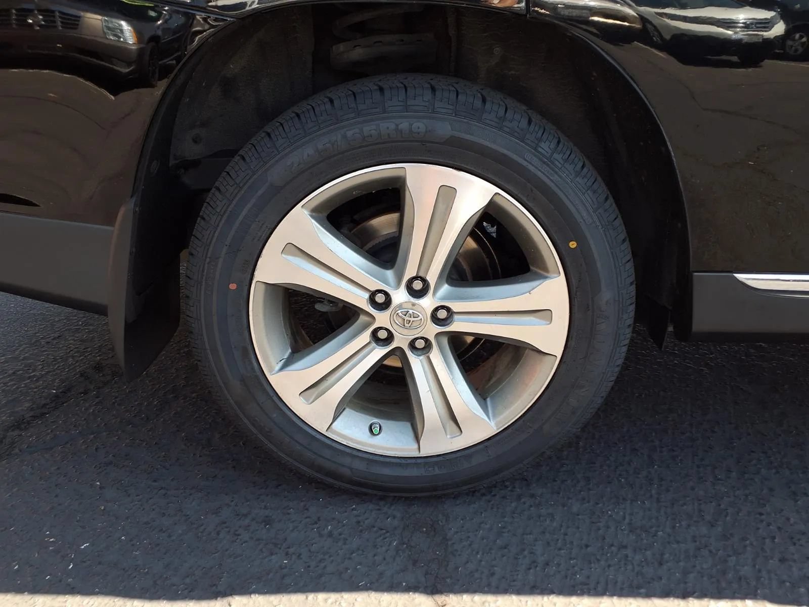 Used 2011 Toyota Highlander Limited w/ Tow Pkg AWD/4WD image 4