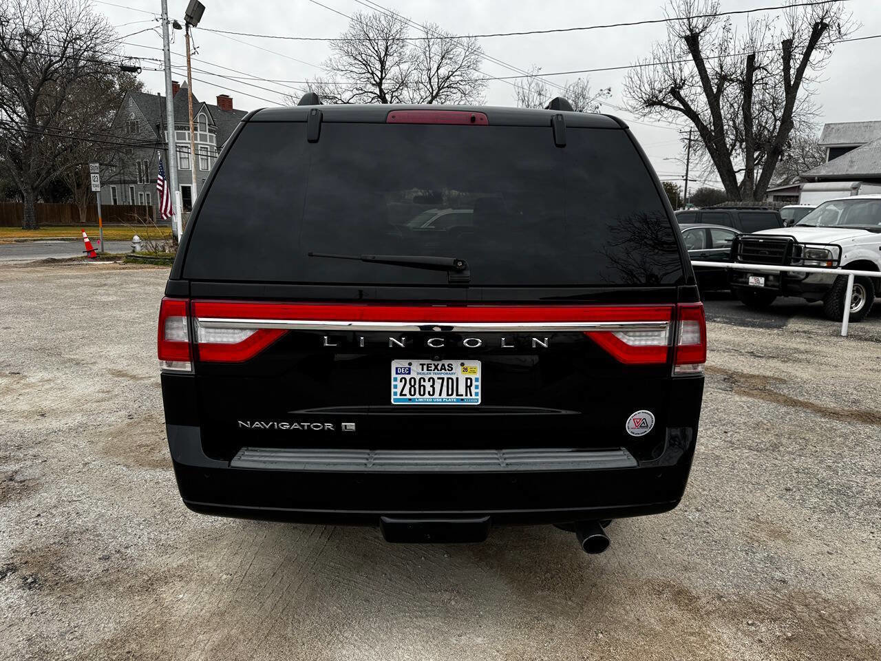 Used 2017 Lincoln Navigator L Select image 4