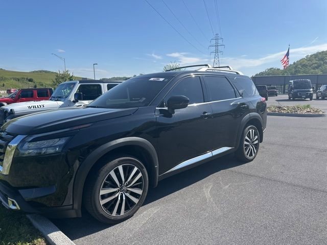 Used 2025 Nissan Pathfinder Platinum w/ Cargo Package image 8