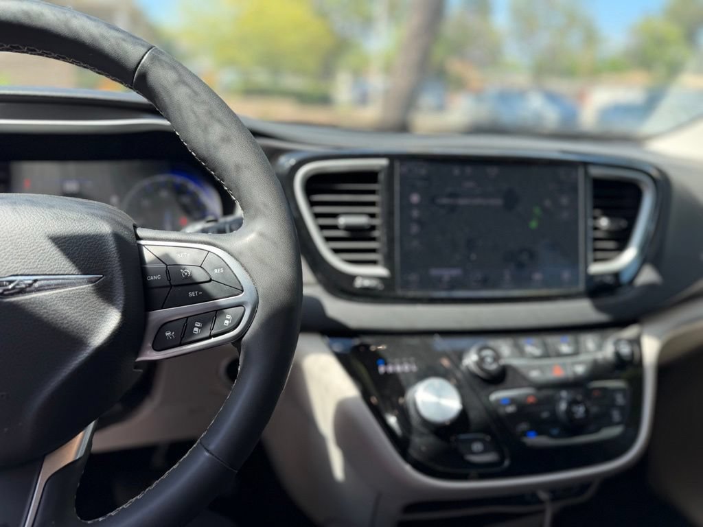 Used 2024 Chrysler Pacifica Touring-L FWD image 9