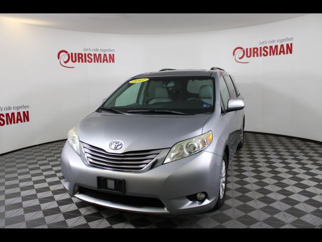 Used 2017 Toyota Sienna XLE w/ XLE Navigation Package FWD image 1