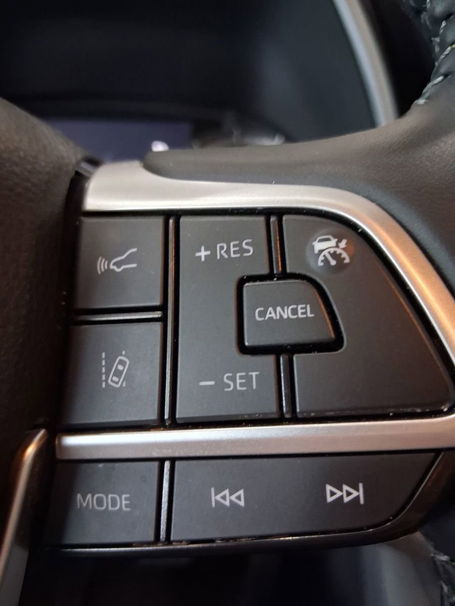 Used 2025 Toyota Highlander XLE image 5