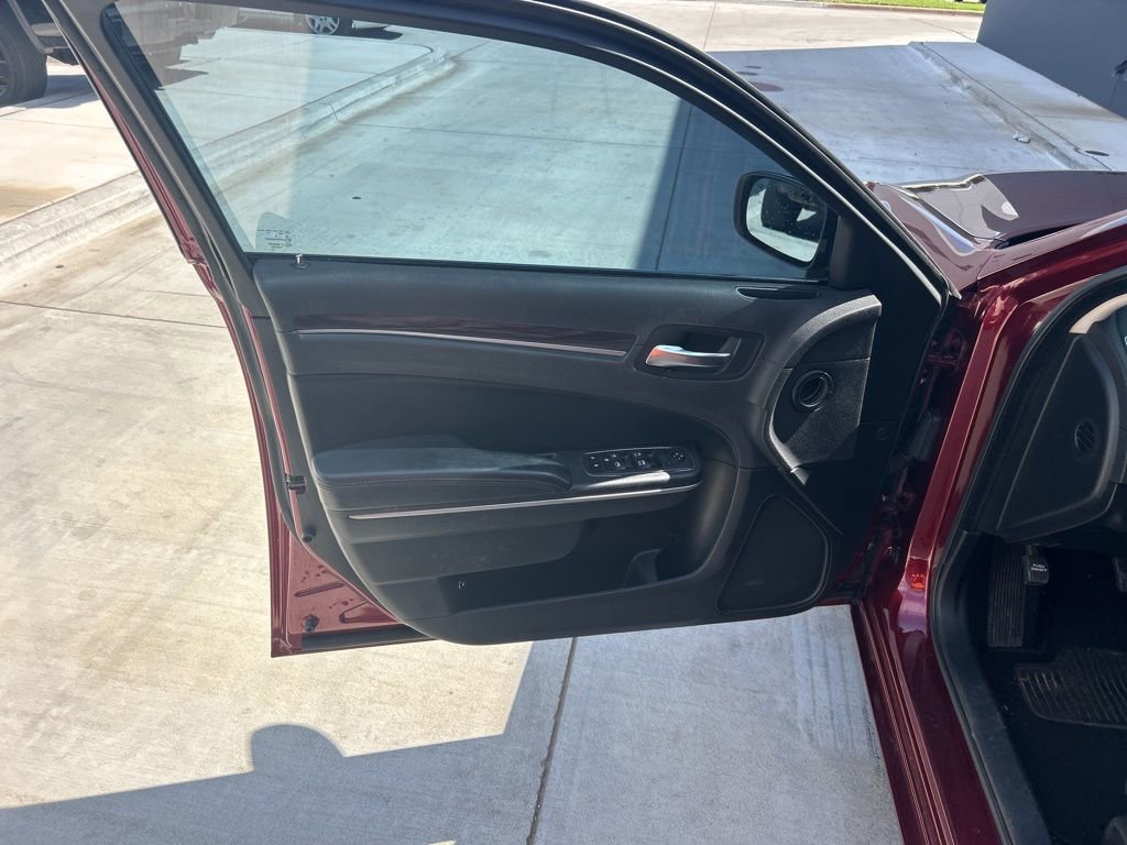 Used 2019 Chrysler 300 Touring w/ Sport Appearance Package image 6