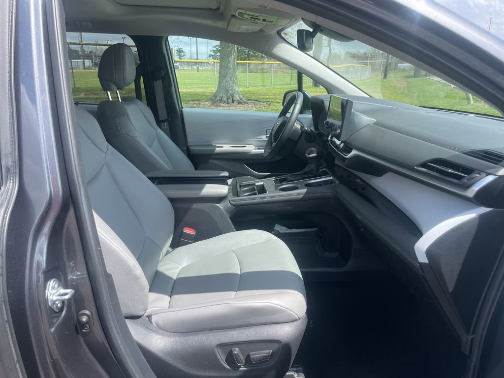 Used 2025 Toyota Sienna XLE image 17