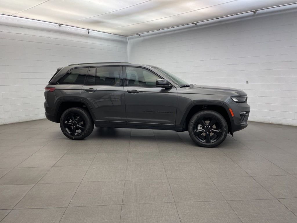 New 2025 Jeep Grand Cherokee Limited w/ Luxury Tech Group II RWD image 2