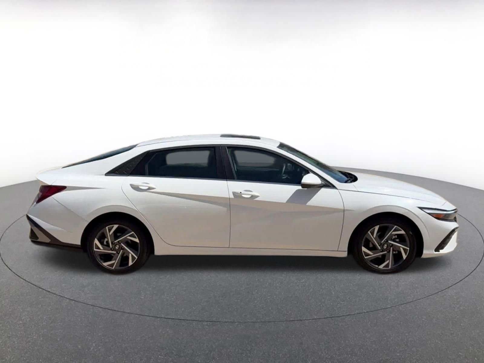 Used 2025 Hyundai Elantra SEL image 16