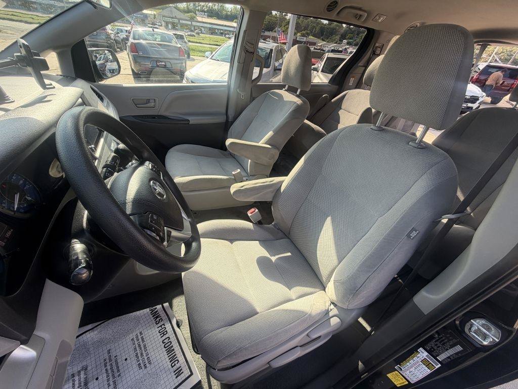 Used 2020 Toyota Sienna L FWD image 10